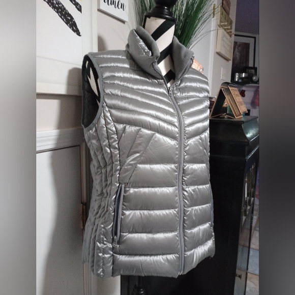 Bernardo Jackets & Blazers - Bernardo Metallic Silver Goose Down Puffer Vest Ladies Size Large - Like New